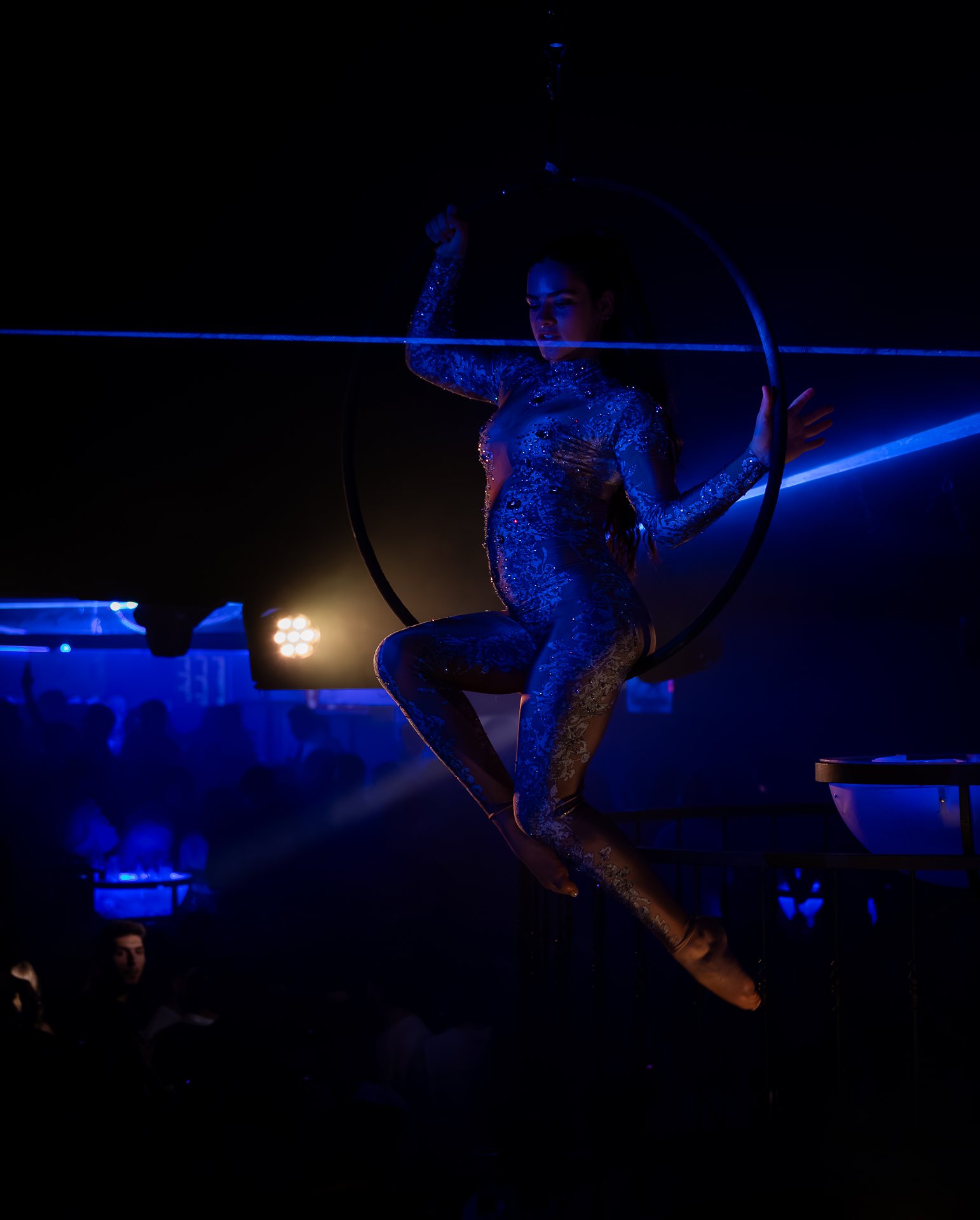 L'acrobata sul cerchio aereo durante uno spettacolo all'Art Cafè
