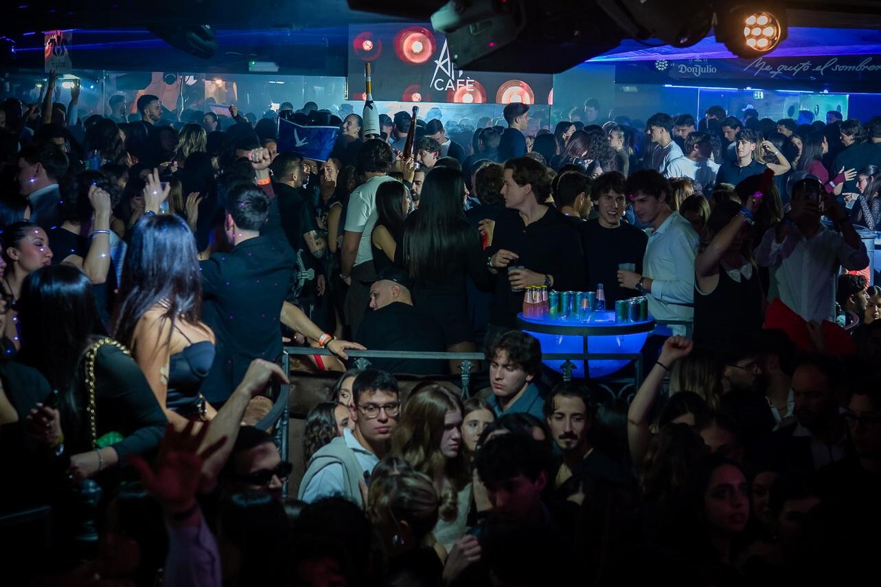 La pista dell'Art Cafè piena durante una serata, in luce blu