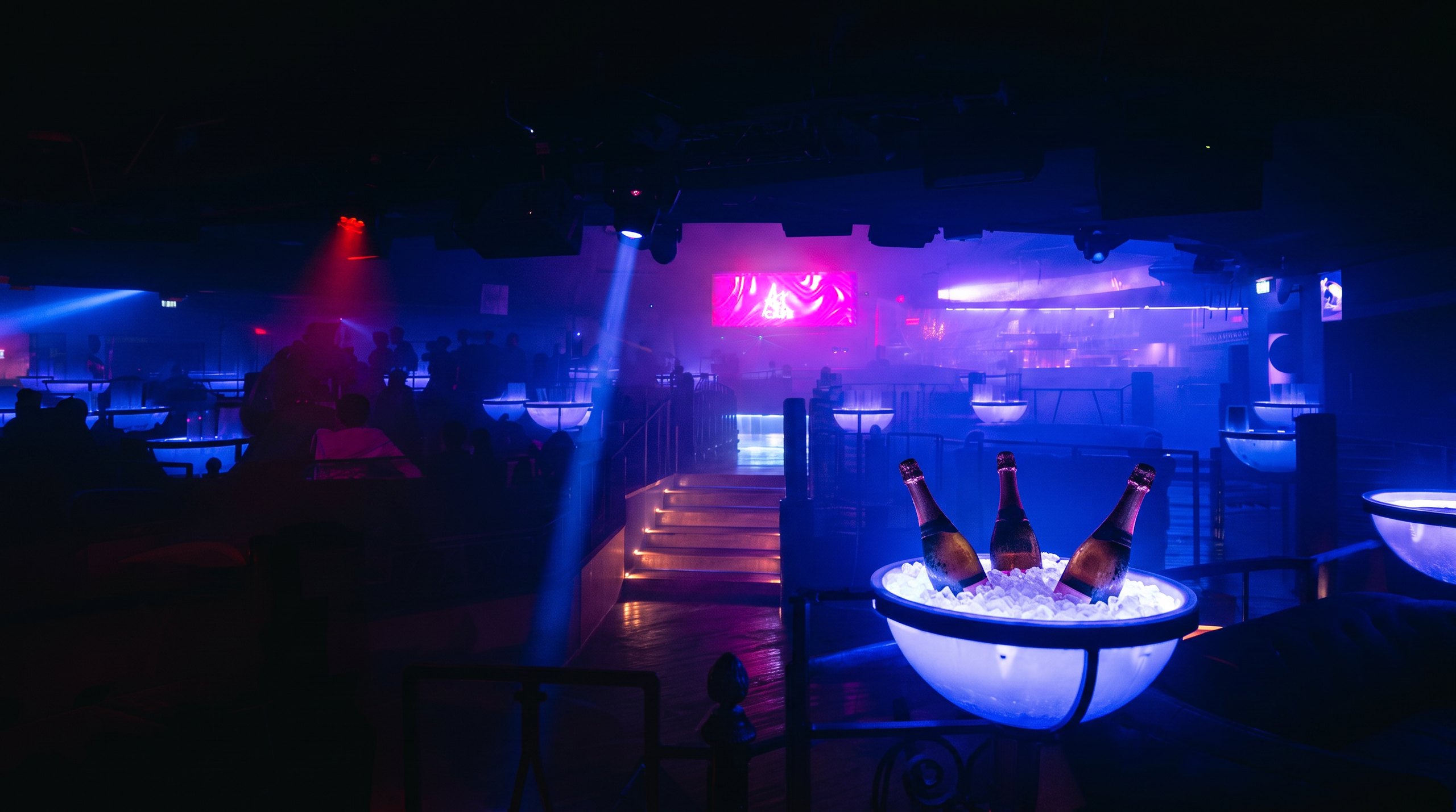 La sala dell'Art Cafè con le bacinelle luminose e lo champagne in ghiaccio